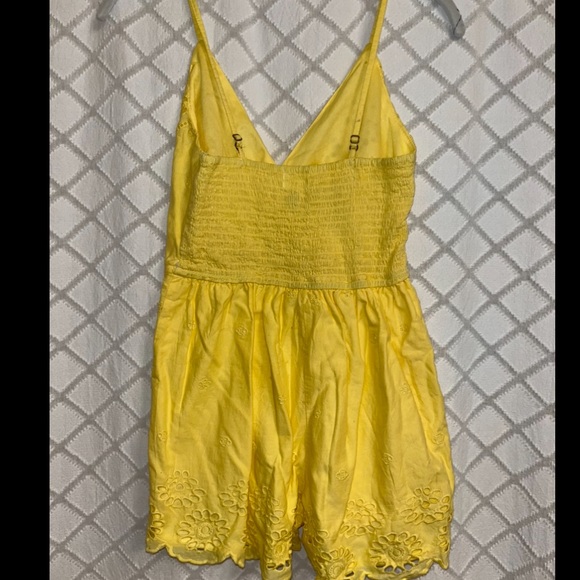 Yellow lace shorts romper with adjustable straps - Picture 4 of 4